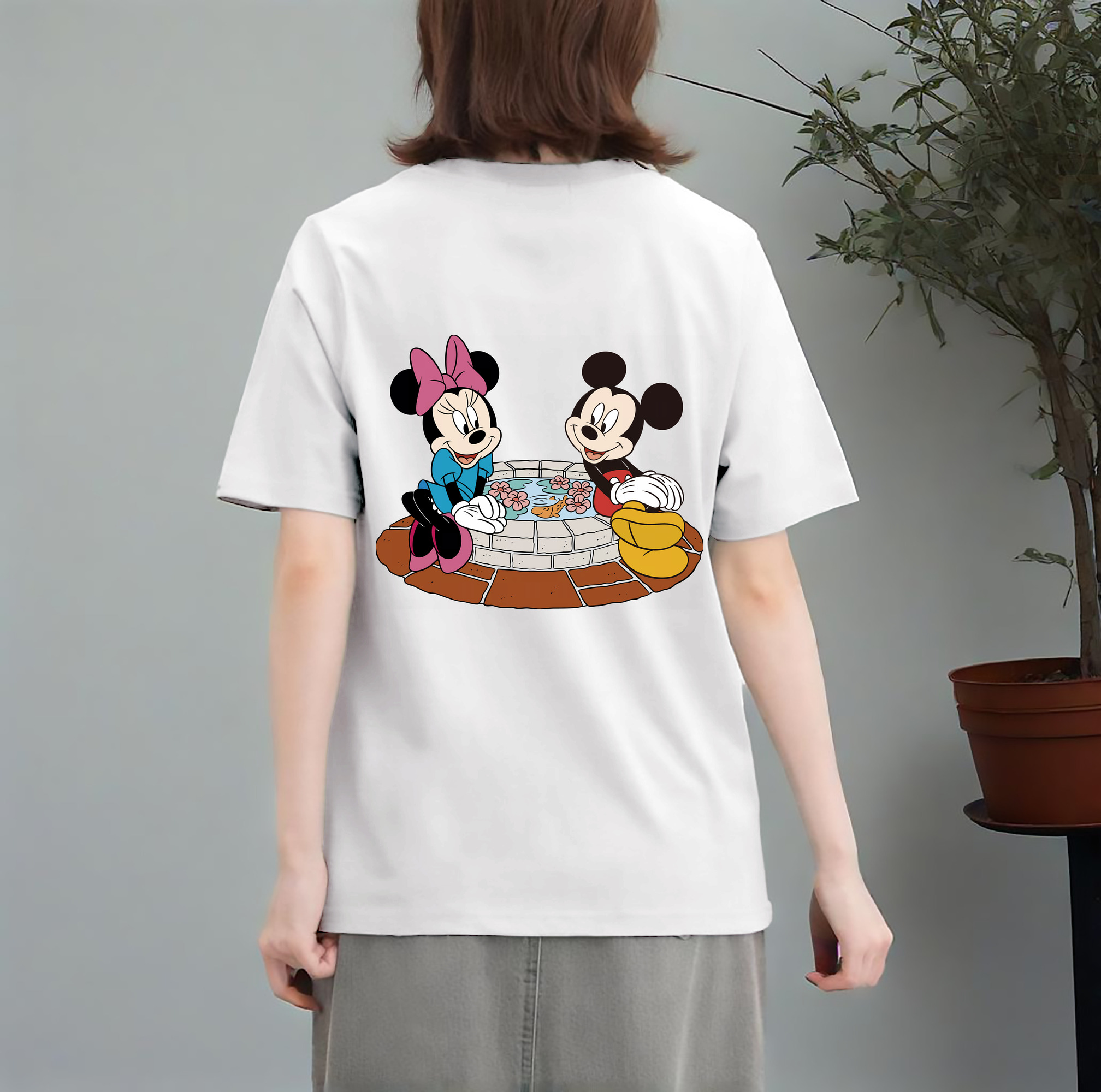 ミッキーマウス Mickey Mouse レディース半袖Tシャツ(バックプリント)